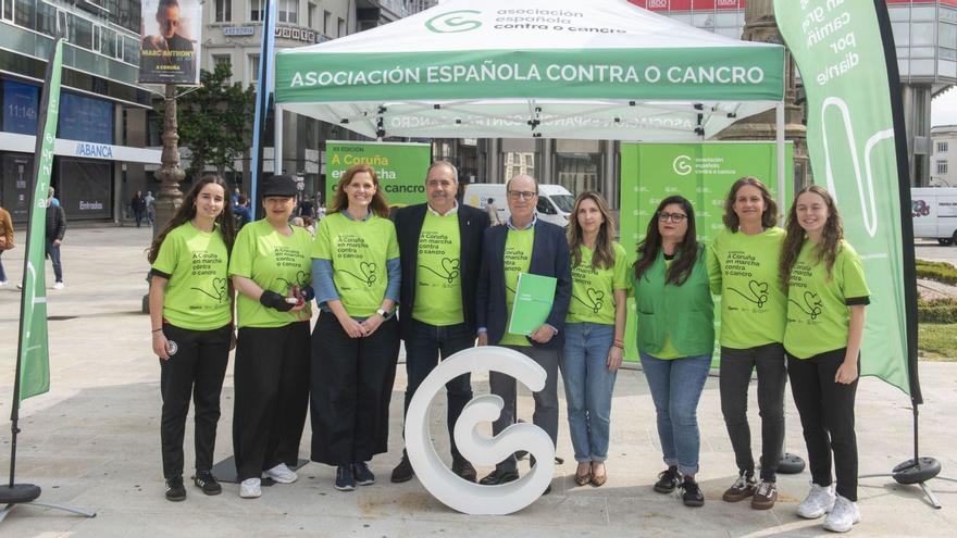 Alla Kurkina (segunda por la izqda.); Angélica Figueroa (a su dcha.); Manuel José Vázquez, concelleiro de Deportes, y Manuel Aguilar (en el centro); Nereida Canosa, concelleira de Benestar Social (a su dcha.); y Pilar Grandal (junto a ella), rodeados de otras voluntarias de la AECC, durante la presentación de la ‘XII Andaina A Coruña en Marcha Contra o Cancro’, este miércoles, en el Obelisco. | | CASTELEIRO/ROLLER AGENCIA