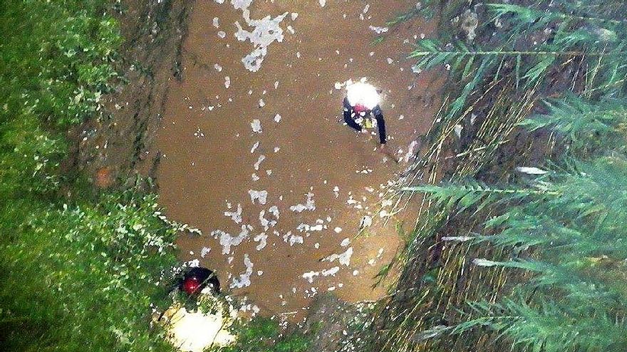 Los bomberos intensifican en Mediona la búsqueda del padre del menor encontrado muerto