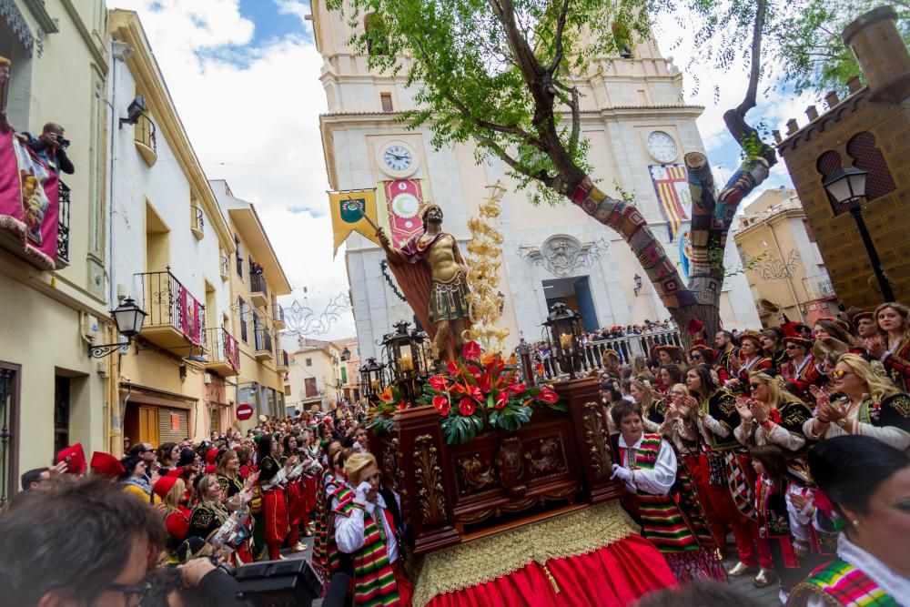 Las diez comparsas acompañan al santo en su tradicional bajada ante miles de vecinos que aguardan con emoción su paso