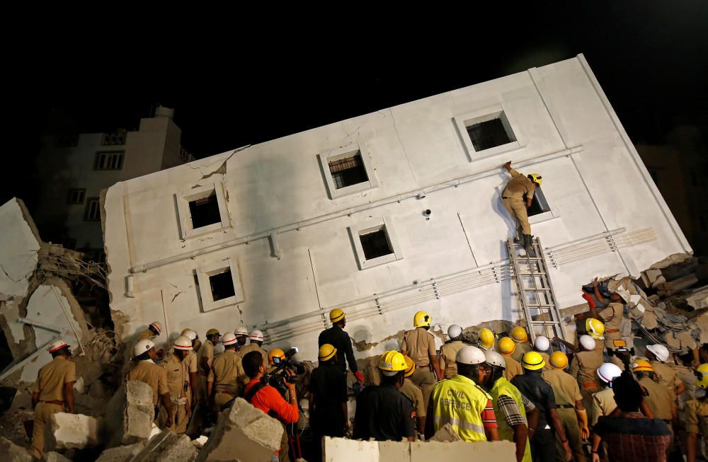 Police and rescue workers look for survivors ...