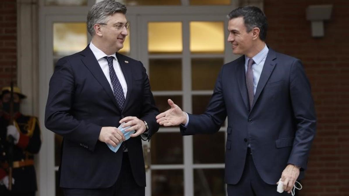 El presidente del Gobierno, Pedro Sánchez, recibe al primer ministro de Croacia, Andrej Plenković, este 16 de marzo de 2022 en el palacio de la Moncloa.