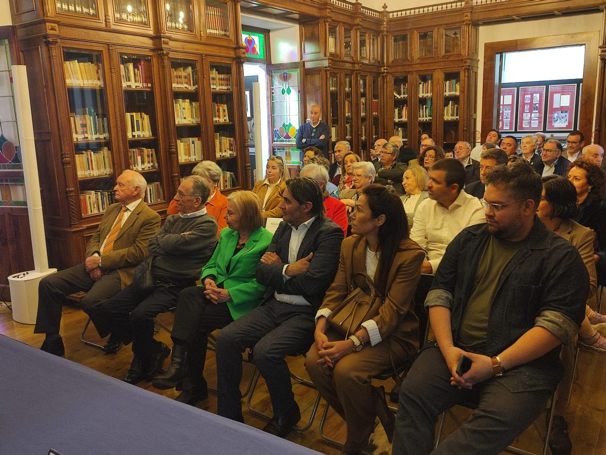 Público asistente al acto en el Archivo de Indianos, en Colombres.