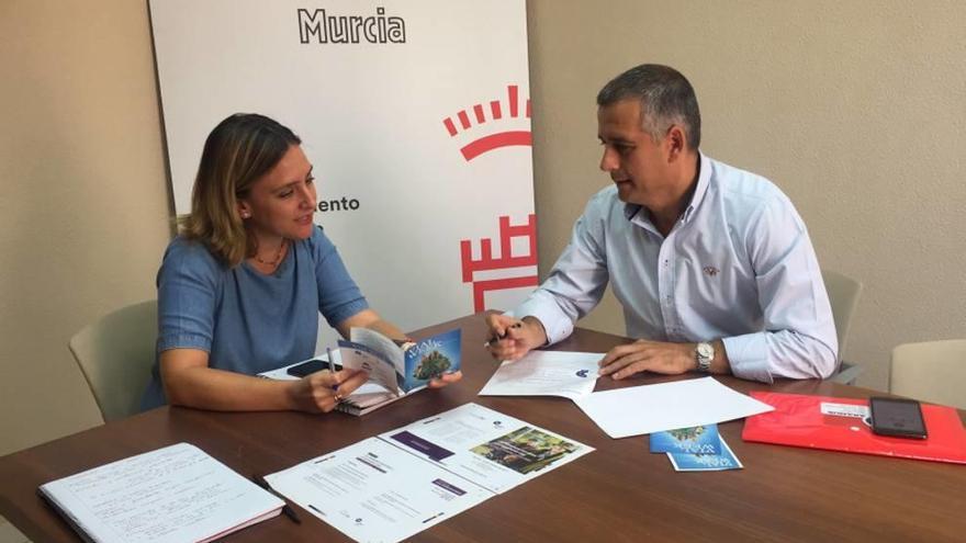 Conchita Ruiz y Enrique Llorca mantuvieron ayer un encuentro.