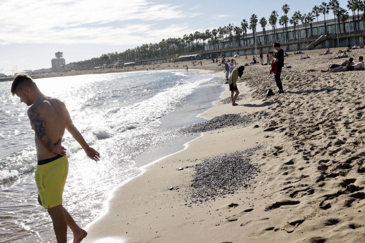 Barceloneses acuden a la playa por las altas temperaturas de noviembre