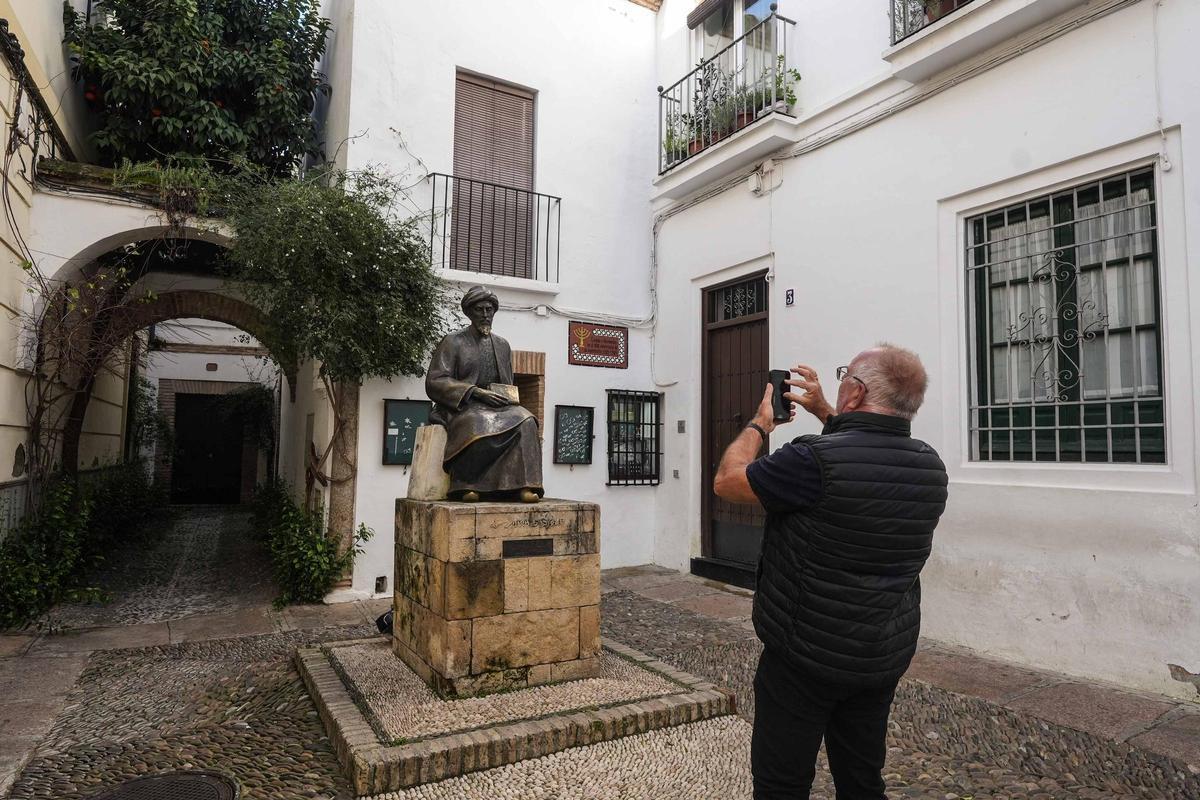 Un turista fotografía la escultura de Maimónides.