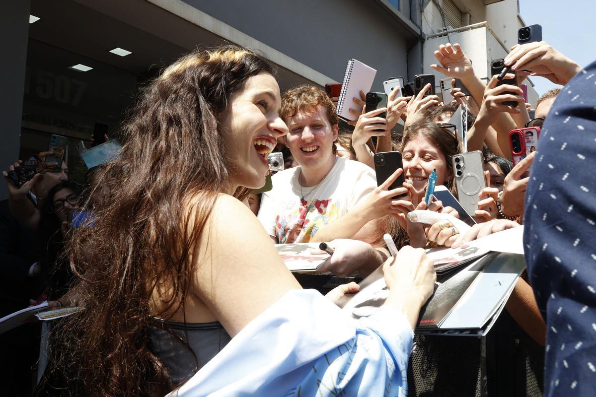 La cantante española Rosalía (i) fue captada este viernes, 28 de noviembre, al firmar autógrafos afuera de un estudio de streaming, en Buenos Aires (Argentina.) EFE/STR. Se añaden fotos del día