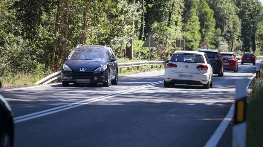 La larguísima línea continua está provocando continuas colas entre A Estrada y Cuntis. // Bernabé / Cris M.V.