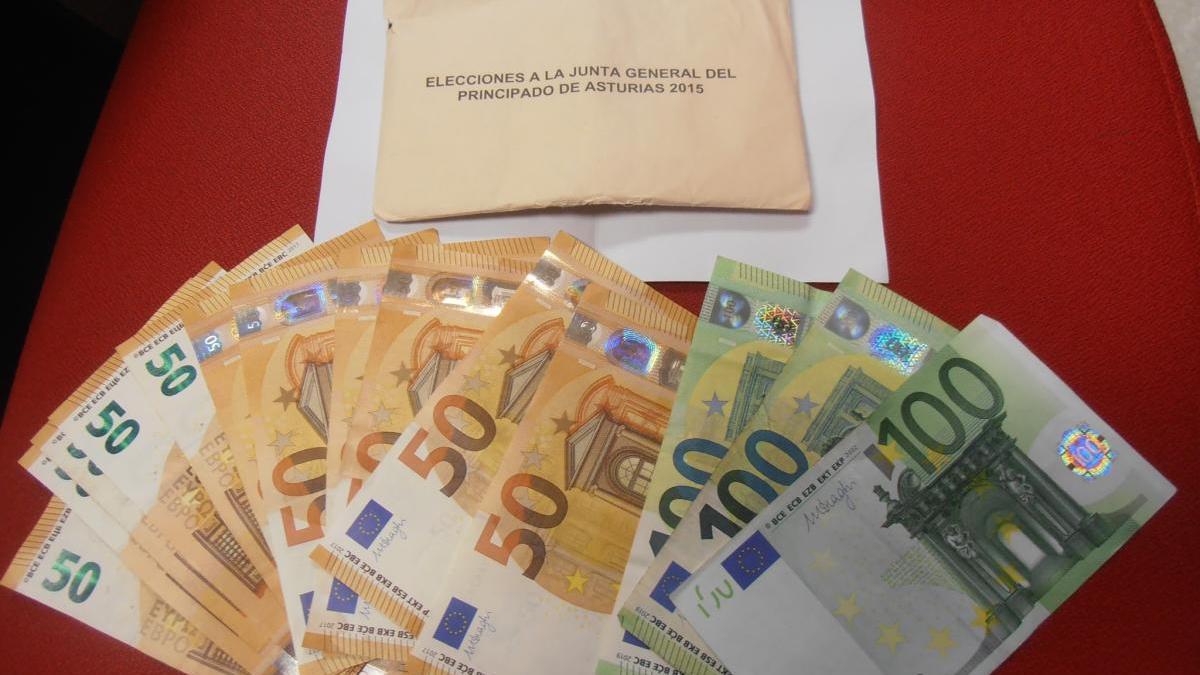 Un vecino encuentra 850 euros en un sobre en Gijón y se lo entrega a la Policía Local