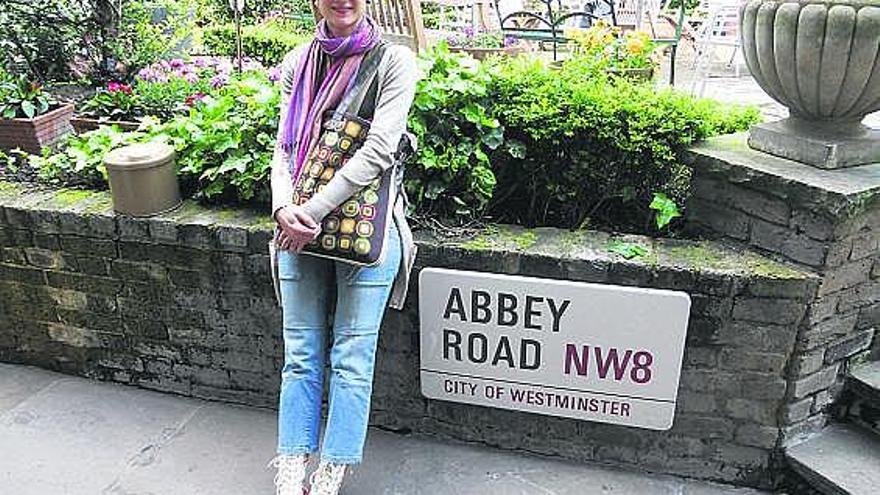 Cristina Gestido, junto al cartel de la mítica calle londinense de Abbey Road.