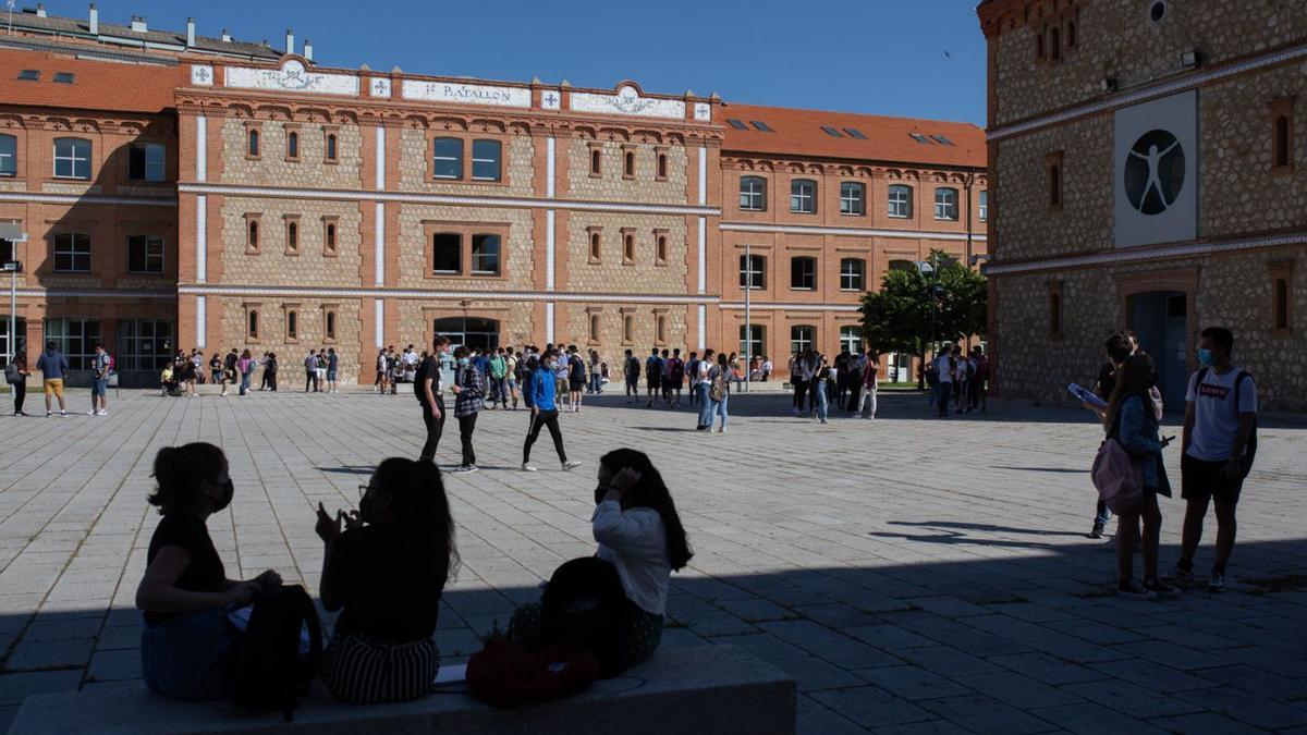 Estudiantes en el exterior de las instalaciones del Campus Viriato de Zamora.