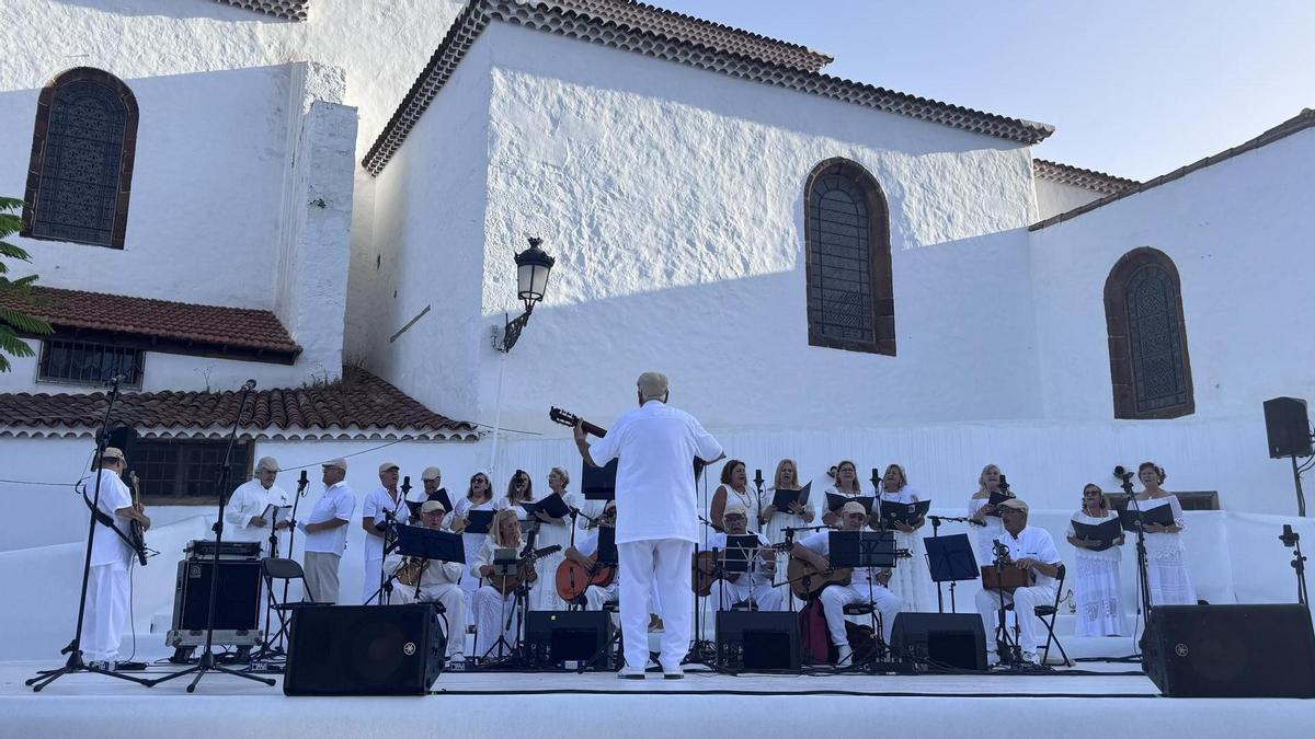 La agrupación mayores Las Nieves abrió el Festival de Habaneras en la plaza de la iglesia de La Concepción.