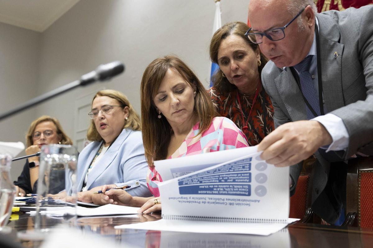 La consejera de Presidencia, Nieves Lady Barreto (3d), consulta con su equipo datos de los presupuestos de 2026 antes de su comparecencia