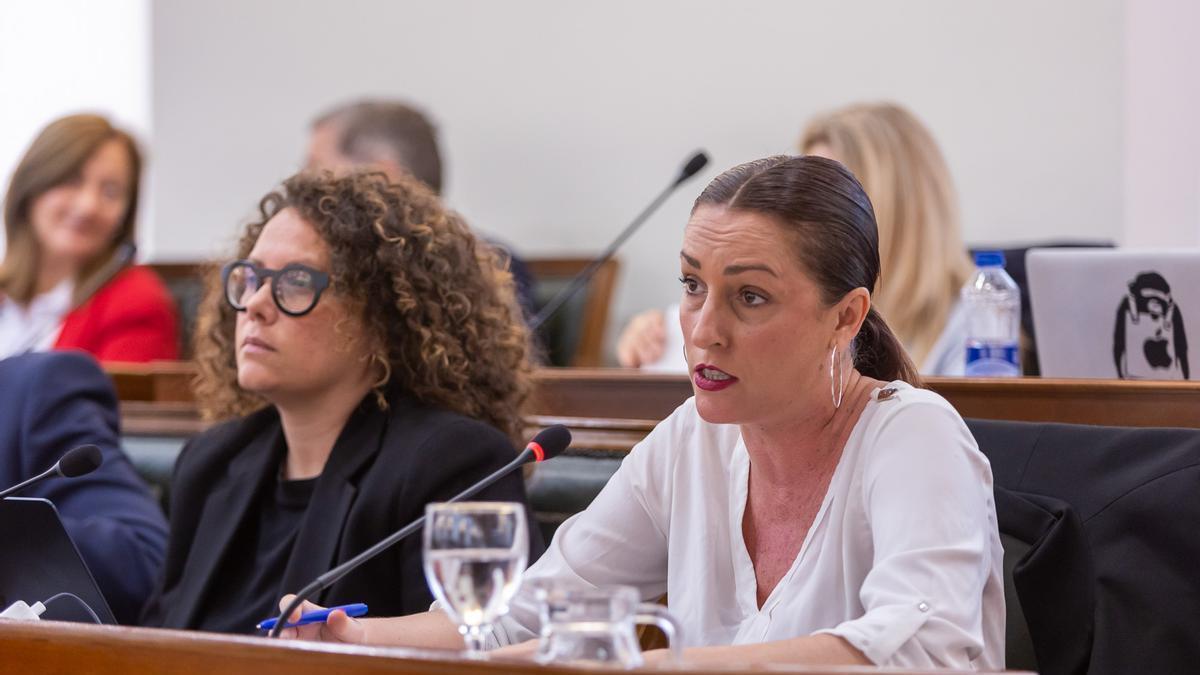 Esther Sapena y Alicia Izquierdo, de Compromís Més Gandia, en un pleno