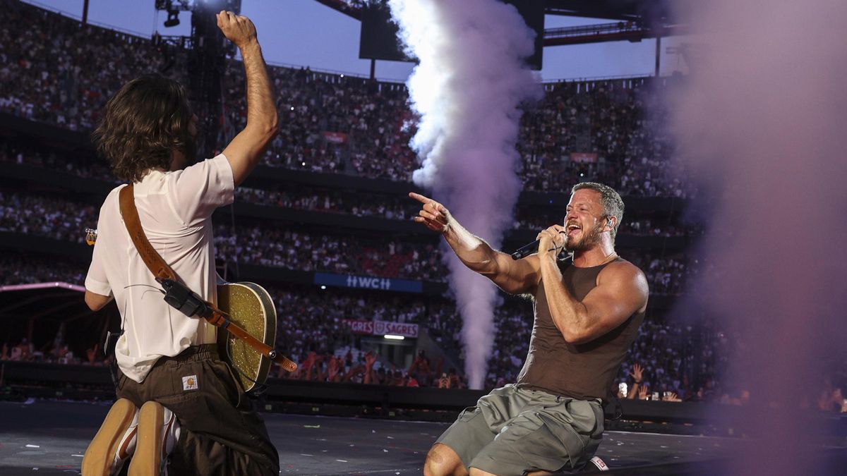 Imagine Dragons, durante su concierto de esta gira en Lisboa. A la derecha, su 'frontman' Dan Reynolds.