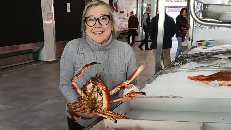 Rosa Carabel, de la Pescadería Antonio, del mercado de Carballo.