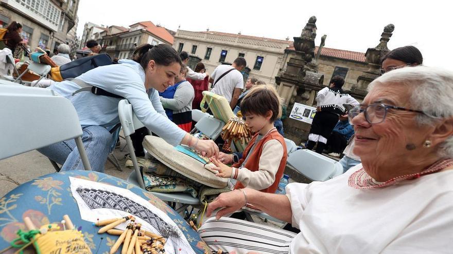 El arte del bolillo conquista la calle en Pontevedra