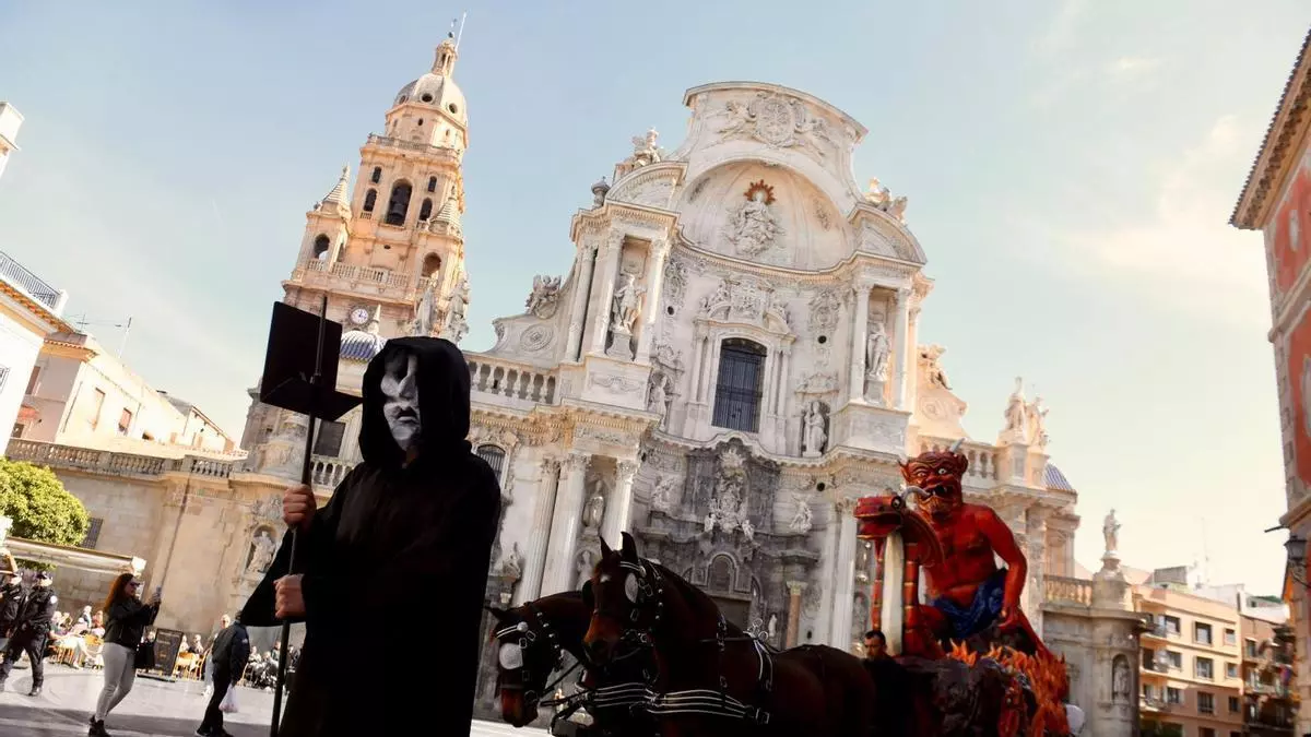 La carroza inferno que saldrá en el desfile extraordinario por el 175 aniversario del Entierro de la Sardina