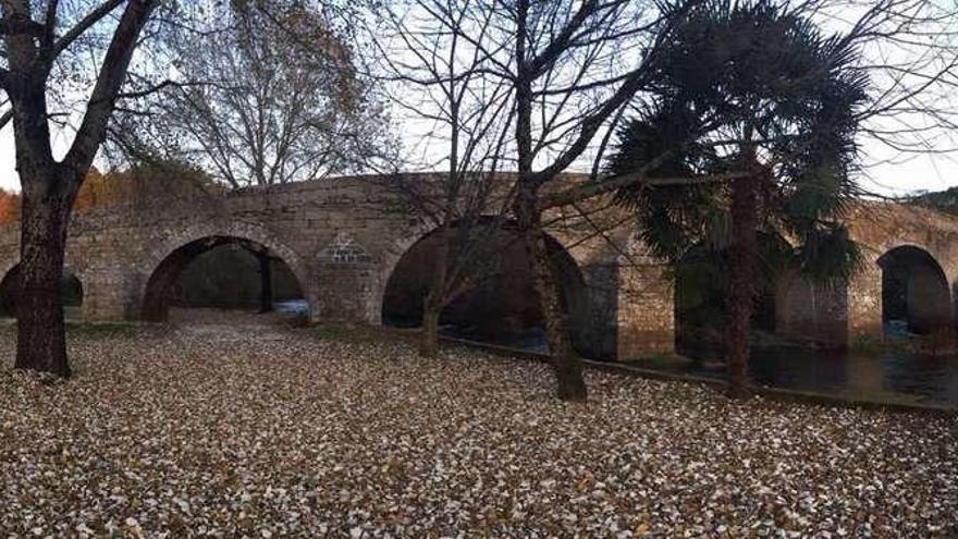 Recepcionan la limpieza del puente de Gres y reparan el muro de Camanzo