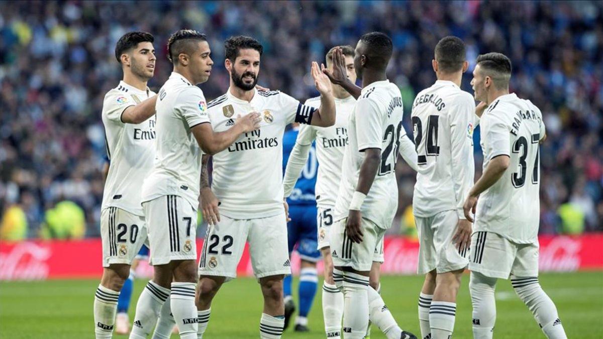 El Real Madrid festeja uno de los goles anotados al Melilla