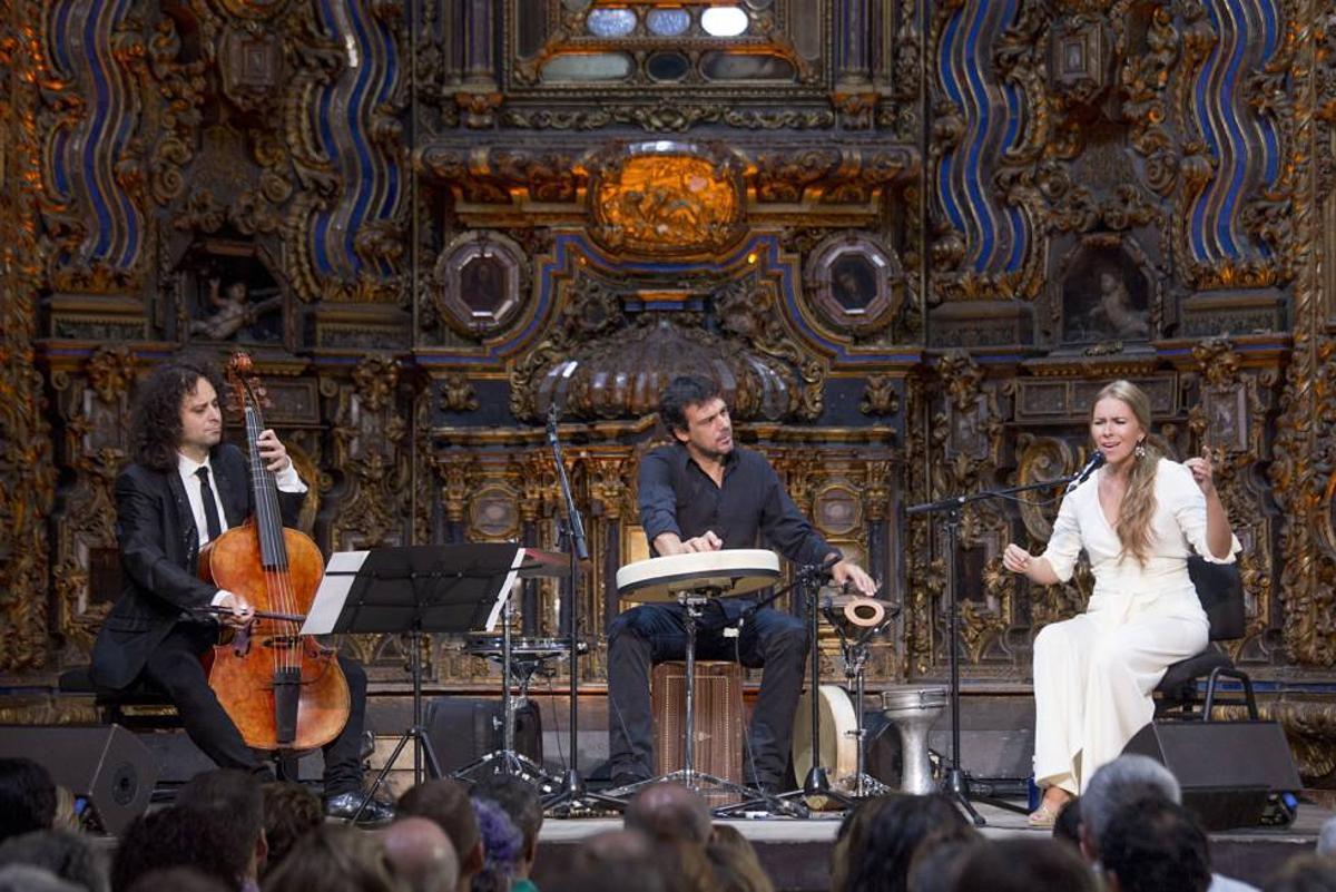 De izquierda a derecha, Fahmi Alqhai, Agustín Diassera y Rocío Márquez durante la presentación de 'Diálogos de viejos y nuevos sones' en la Bienal de Flamenco de Sevilla de 2016.