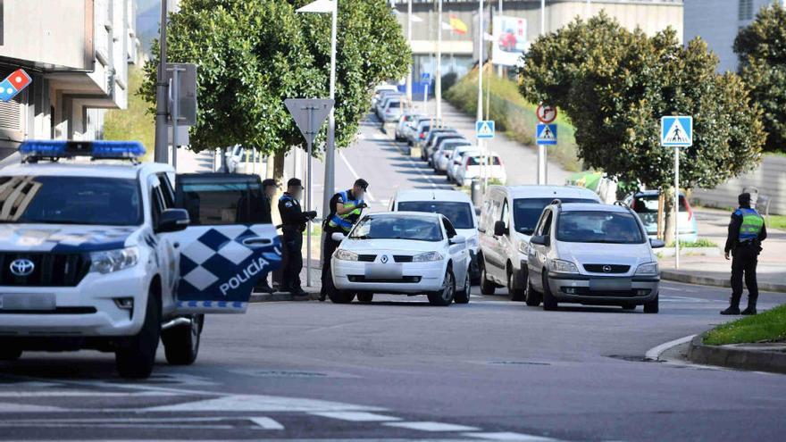 Control de la Policía Local en Eduardo Pondal para garantizar el cumplimiento del estado de alarma. // Gustavo Santos