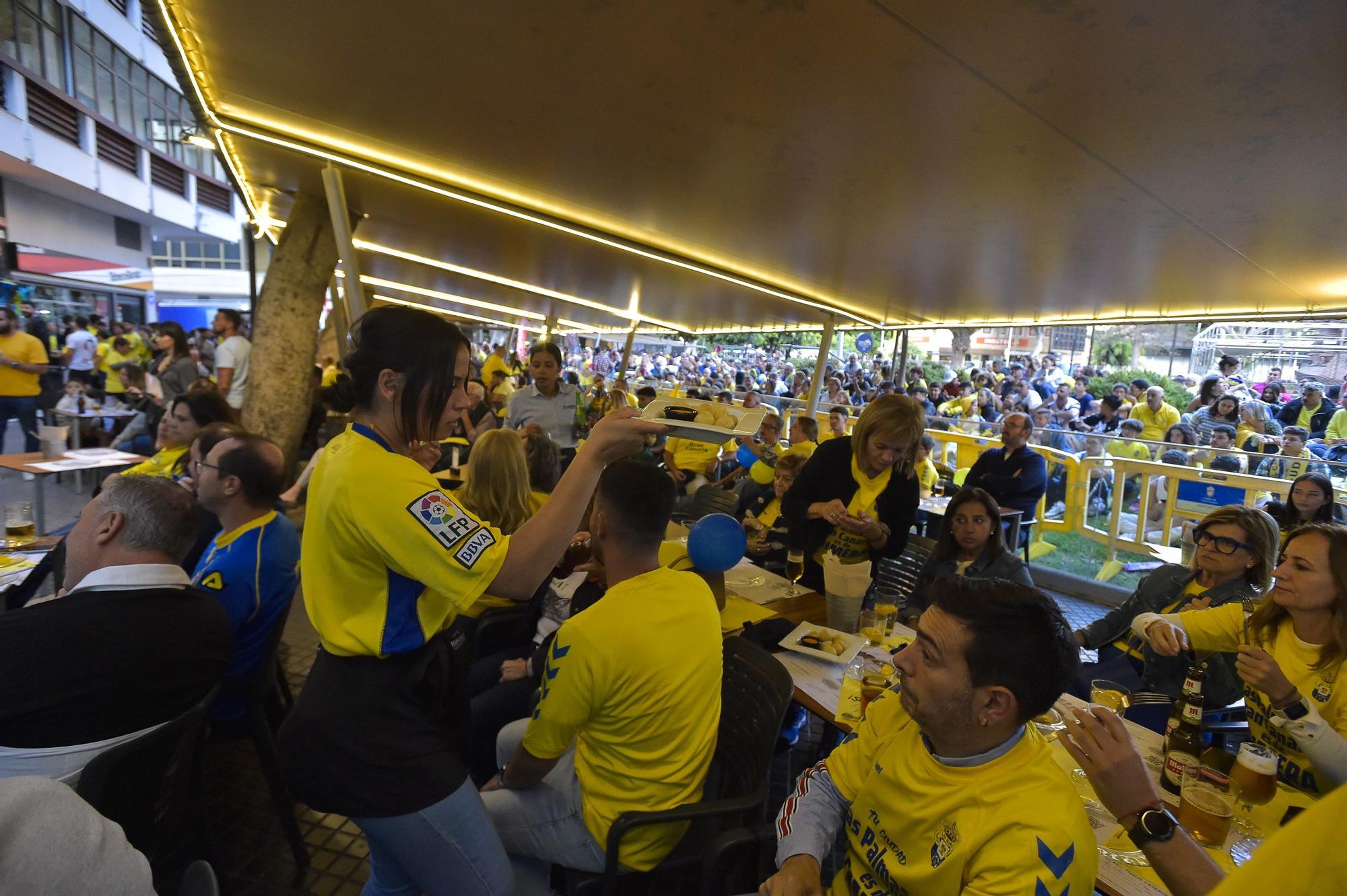 Ambiente en las terrazas de la Plaza de España durante el partido