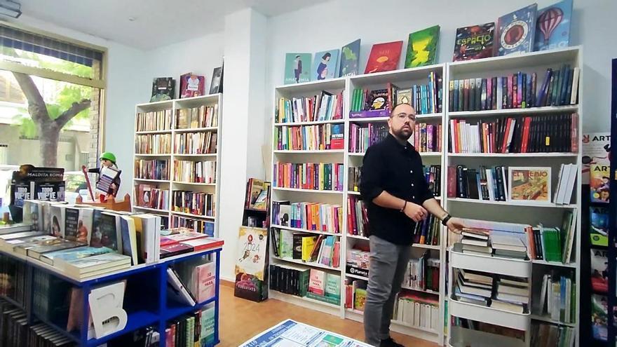 Una ciudad de 90.000 habitantes y una sola librería "de las de siempre": la resistencia cultural de Nova Llibres en Torrent