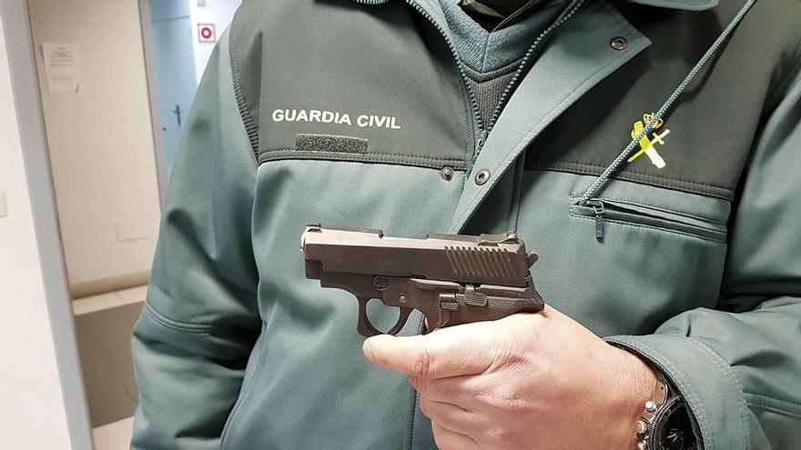 La pistola intervenida por la Guardia Civil.