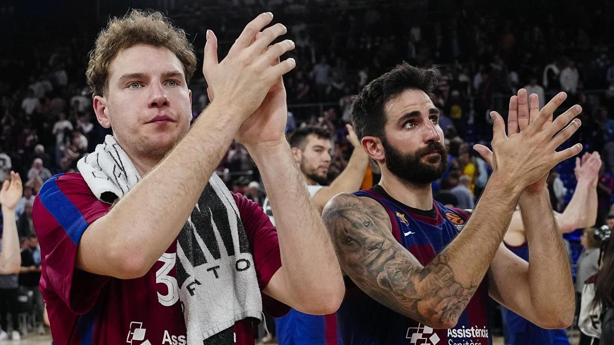 Jokubaitis y Rubio aplauden a la hinchada del Palau tras la derrota agradeciendo su apoyo.