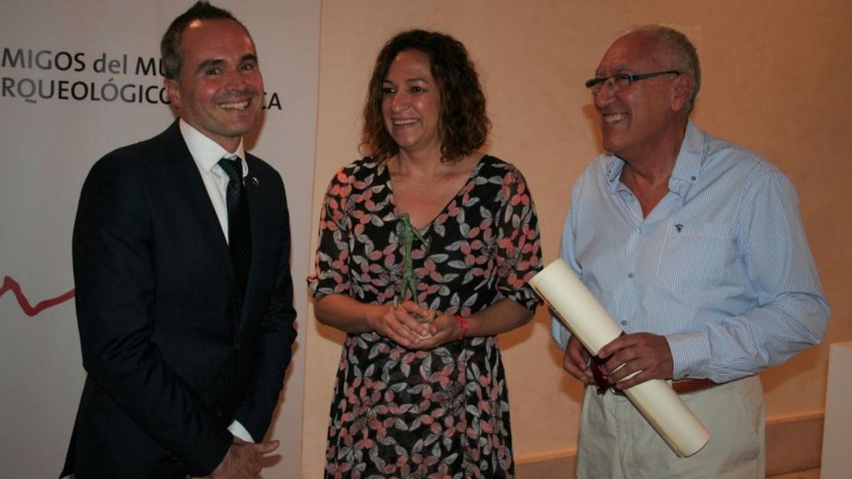 Isabel Casalduero tras recibir el ‘Arquero de Oro 2022’ junto a Jerónimo Granados y Antonio Bastida. | PILAR WALS