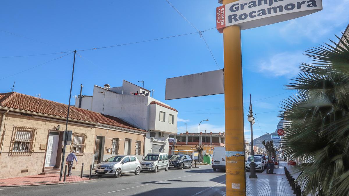 Avenida principal de Granja de Rocamora que comparte casco urbano con Cox