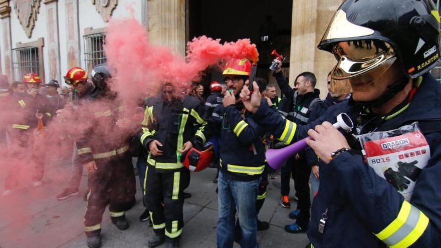 Los bomberos de la provincia protestan ante la Feria de los Municipios