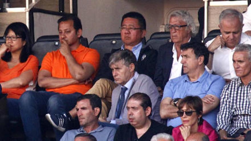 Rubén Uría, segundo entrenador de Marcelino, en el palco de Mestalla en el partido del filial ante el Celta.