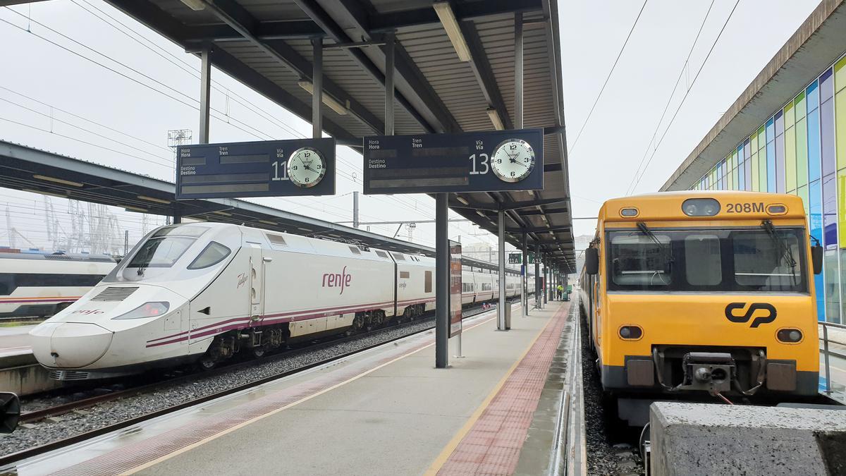 Tren Celta (derecha) que une Vigo y Oporto aparcado en la estación de Guixar.