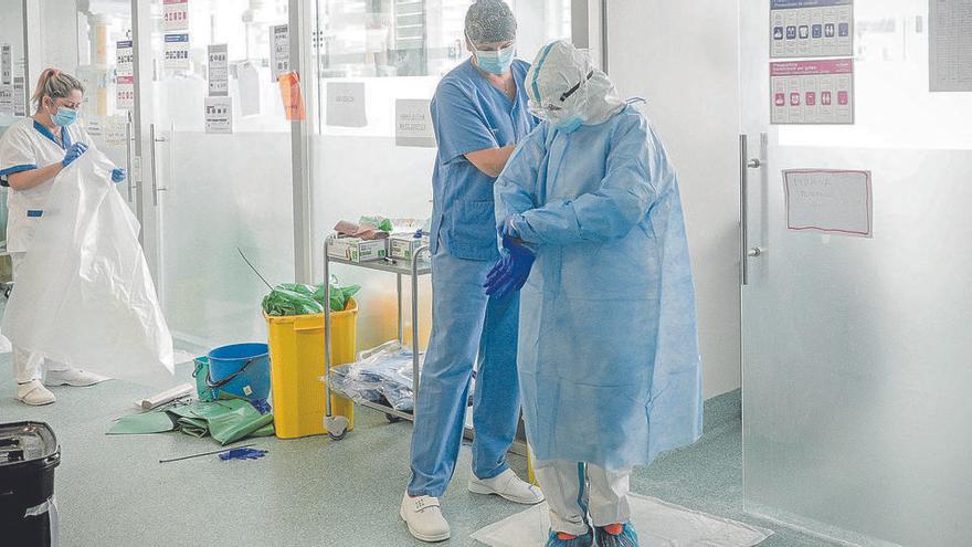 Profesionales sanitarios en la UCI de Son Espases el pasado mes de abril. Foto: M. Mielniezuk