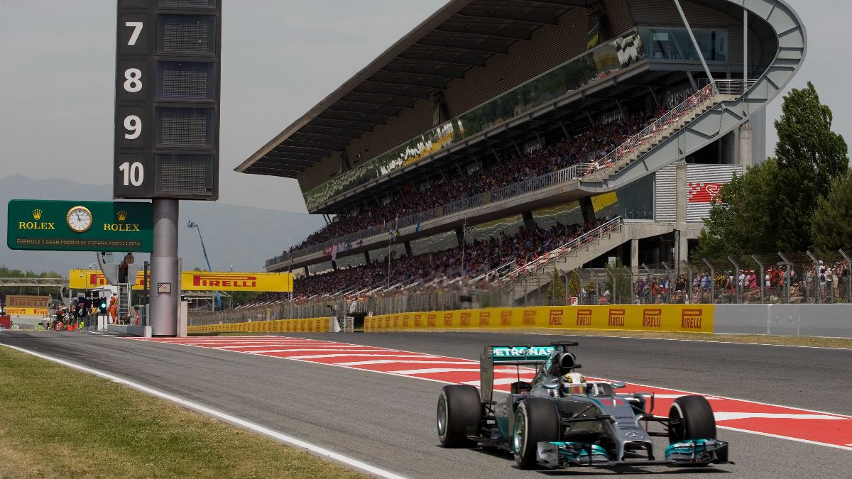 Lewis Hamilton en la recta de meta del Circuit de Barcelona-Catalunya