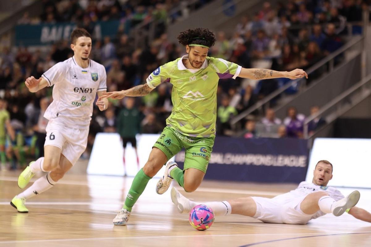 Lucao conduce el balón en el duelo ante el Hit.