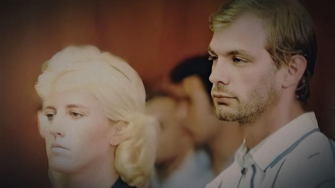Wendy Patrickus y  Jeffrey Dahmer en una imagen de la serie 'Dohmer'