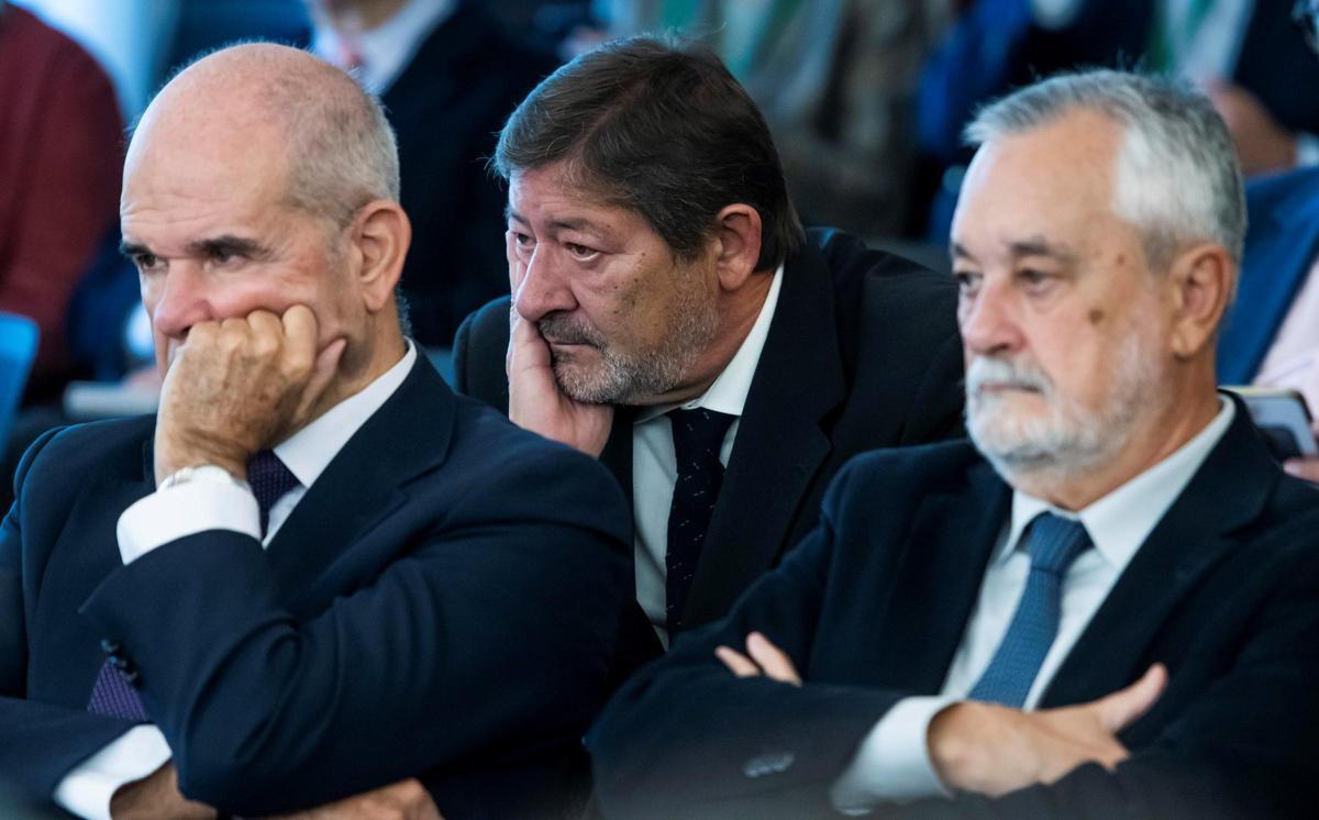 Francisco Javier Guerrero, principal acusado de los ERE, ya fallecido, entre los expresidentes Chaves y Griñán.