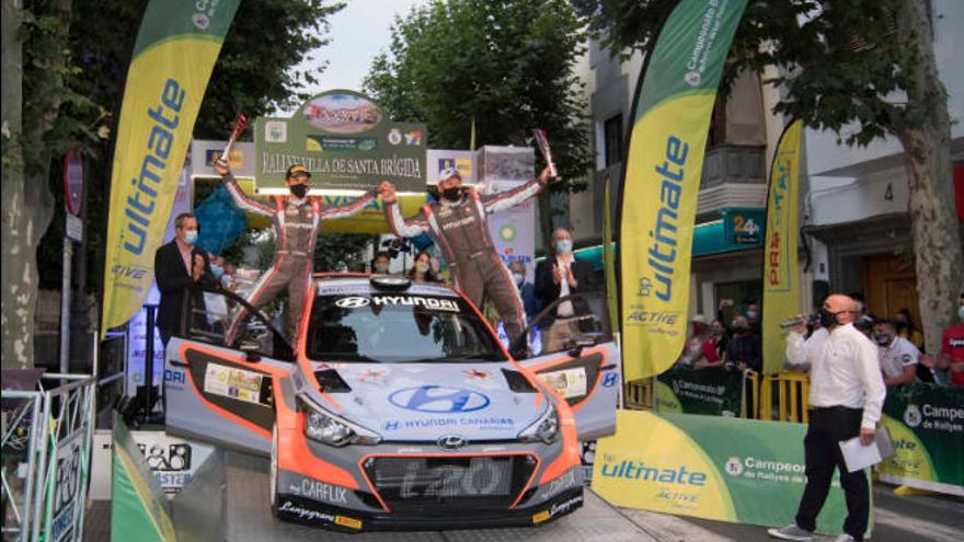 Imagen de la celebración de los ganadores de la prueba automovilística.