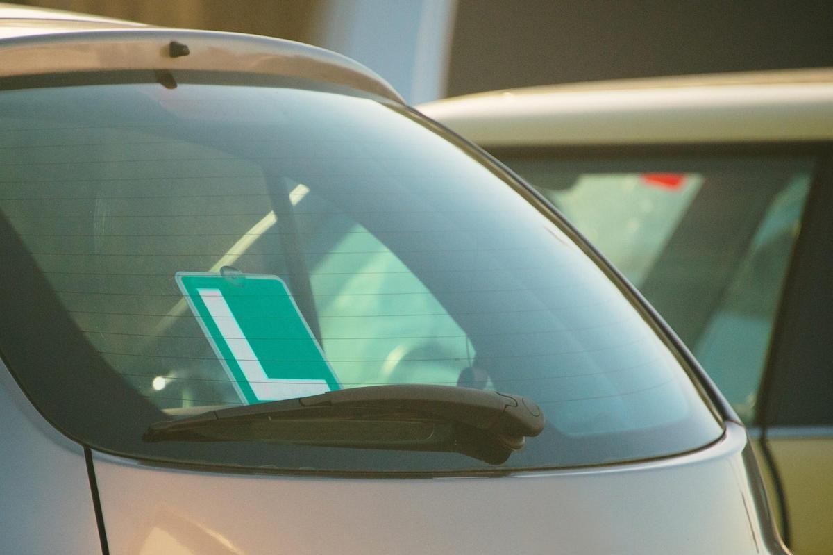 Un coche luce la L correspondiente a los conductores noveles en España.