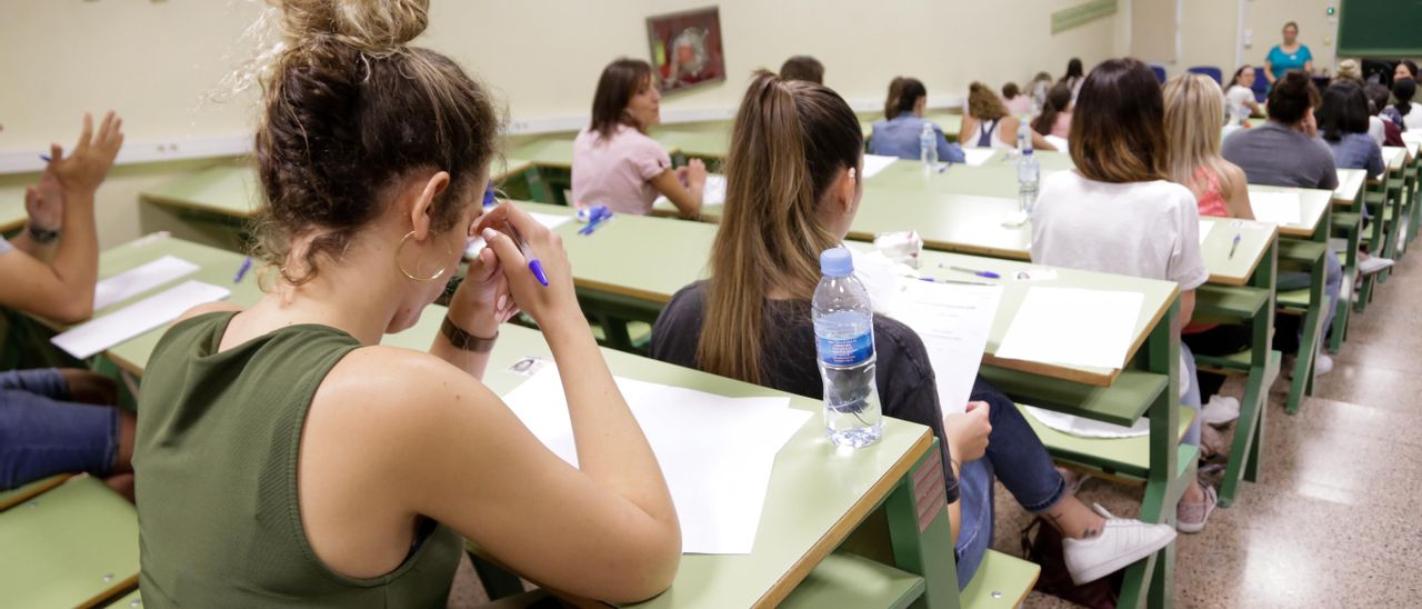 Opositores realizan un examen