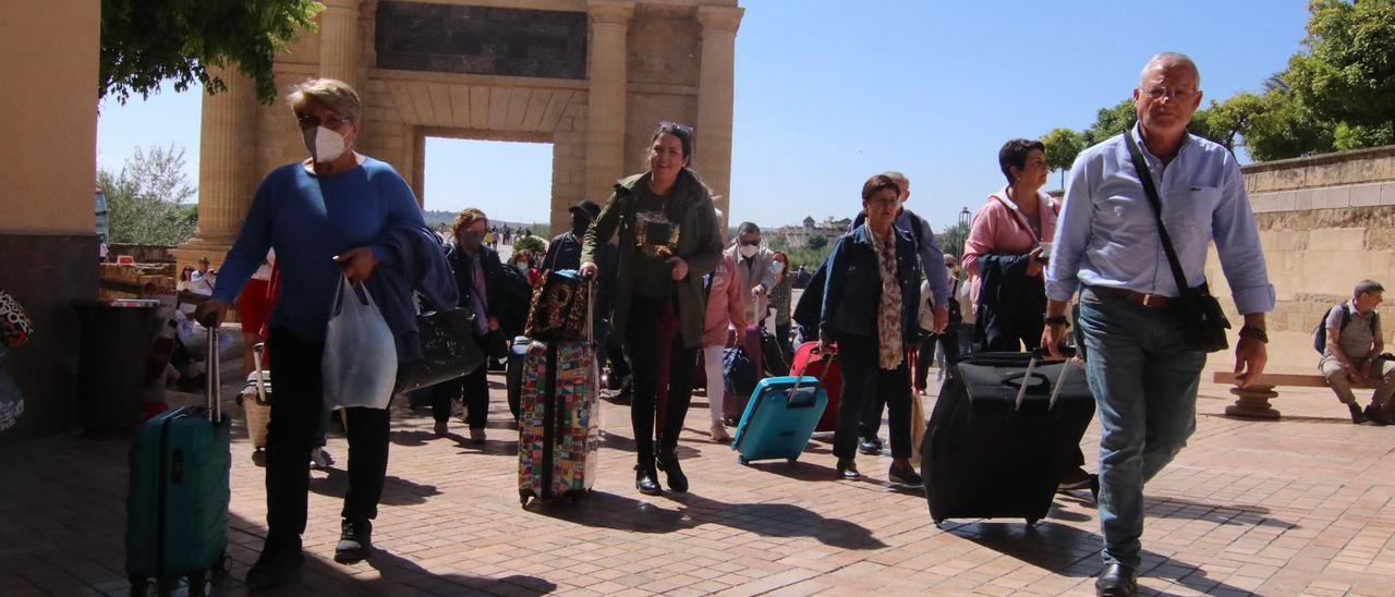 Un grupo de turistas con sus maletas, en el entorno de la Mezquita.