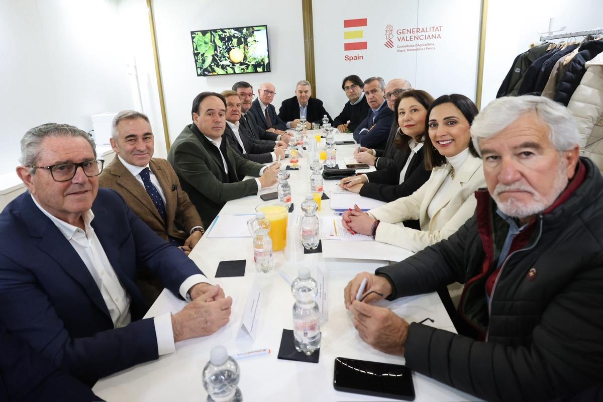El presidente valenciano Pérez Llorca, junto a la consejera Sara Rubira, y el secretario andaluz de Agricultura, Manuel Gómez, y representantes del sector agroalimentario.