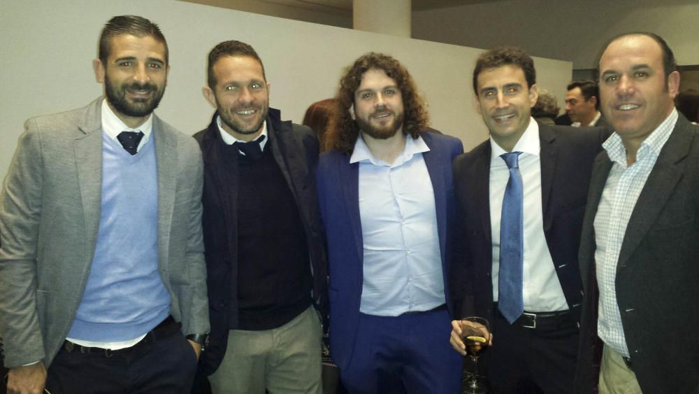 El cuerpo técnico del Hércules, con Javier Portillo, Luis García Tevenet y Dani Barroso, acompañados por nuestros compañeros de la sección de Deportes Borja Campoy y César Hernández.