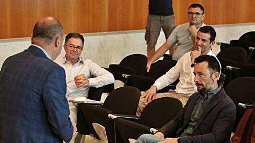 Vicent Marí, de espaldas, con algunos de los alcaldes que ayer acudieron a la reunión en la sede del Consell.