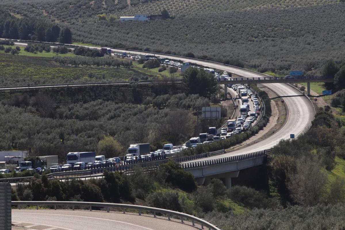 Imagen de retenciones en la Cuesta del Espino.