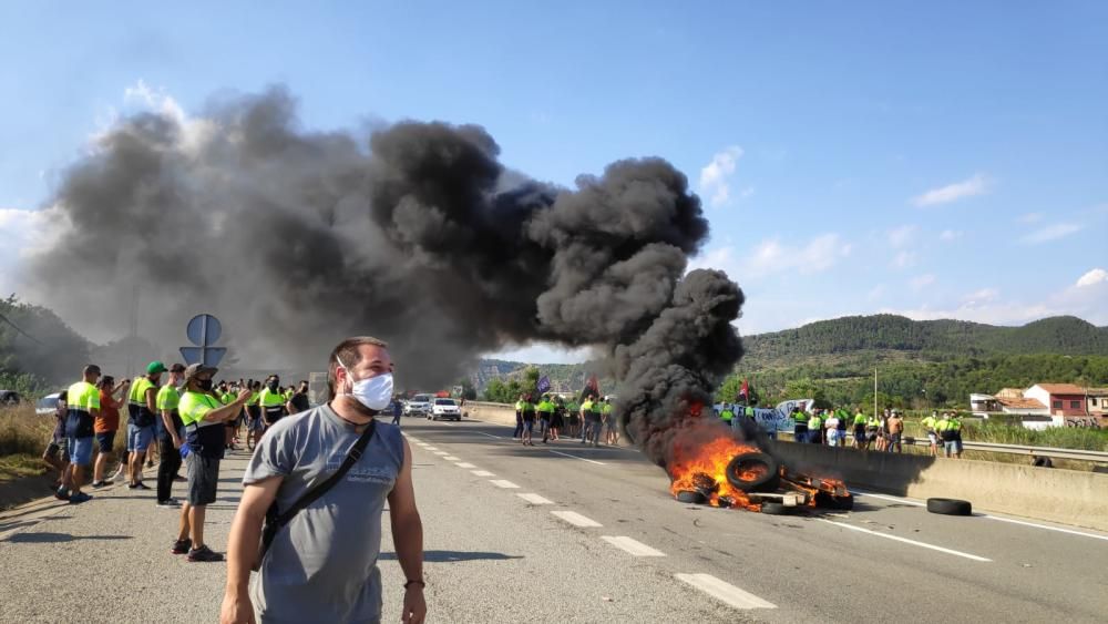 Els treballadors de Montajes Rus cremen pneumàtics i tallen la C-16