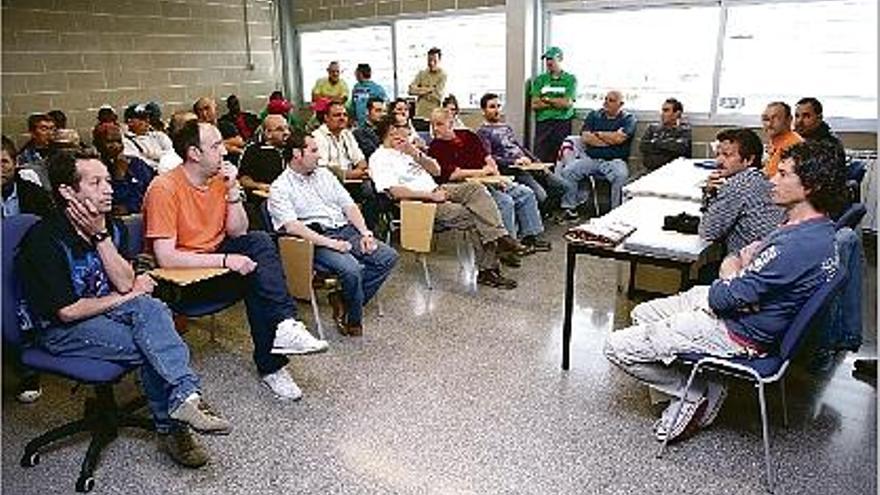 Els treballadors de FCC en una assemblea celebrada a Blanes, en una imatge d&#039;arxiu.