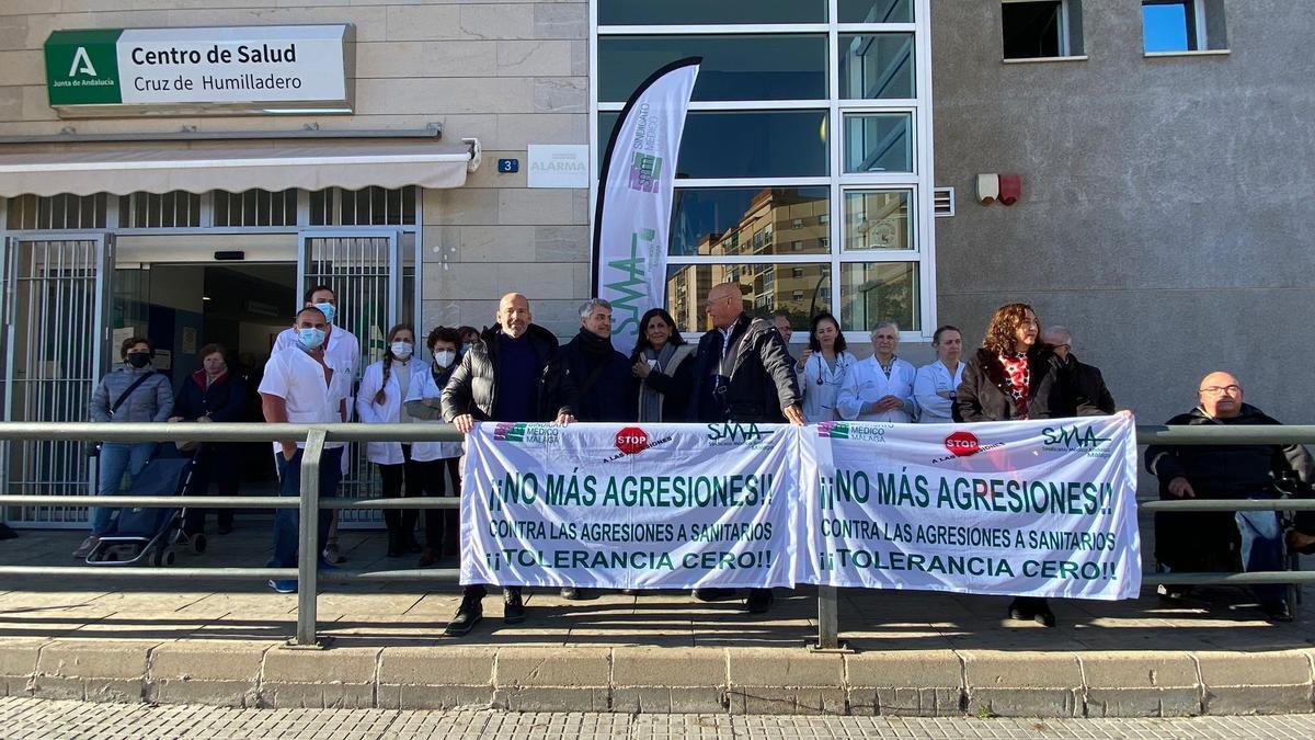 Concentración ante las puertas del centro de salud de Cruz de Humilladero ante una reciente agresión a facultativos.